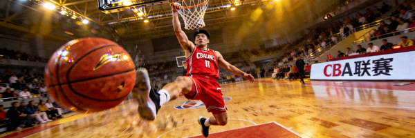 CBA联赛比赛现场，中国球员上篮瞬间