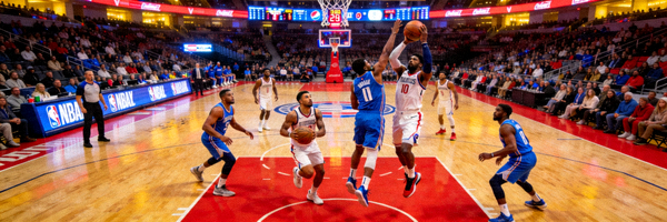 NBA篮球比赛现场全景，球员正在激烈对抗