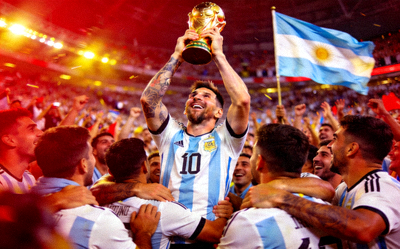 足球运动员梅西举起世界杯冠军奖杯的庆祝瞬间